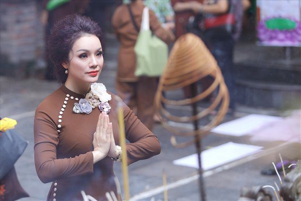 Ý nghĩa văn hóa và tâm linh của việc mặc áo dài đi chùa đầu năm