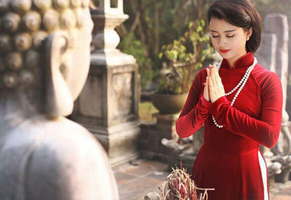 mặc áo dài đi lễ chùa