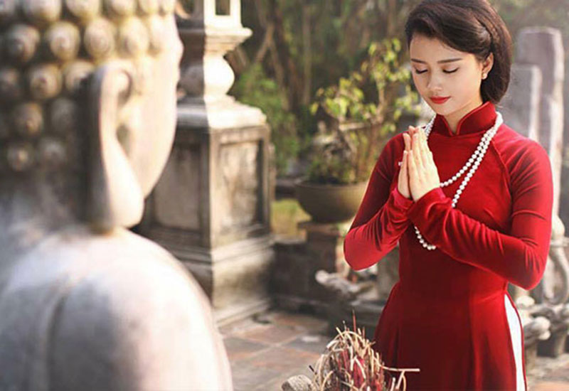 mặc áo dài đi lễ chùa