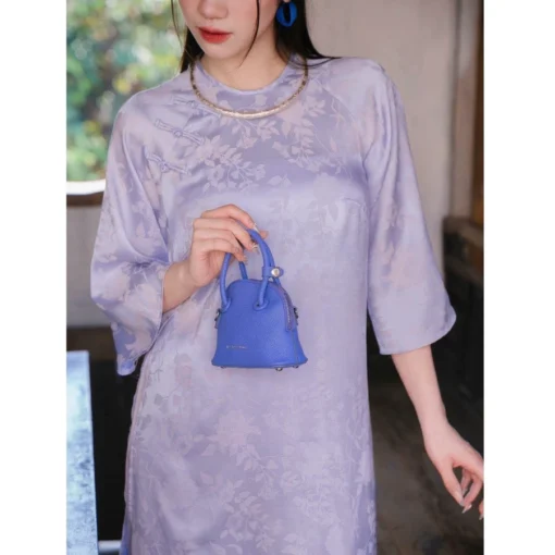 Áo Dài Truyền Thống Lụa Gấm May Sẵn Dáng Suông Cổ Tròn Đính Cúc Nổi Nhẹ Nhàng Duyên Dáng Đẹp - Hình ảnh 4
