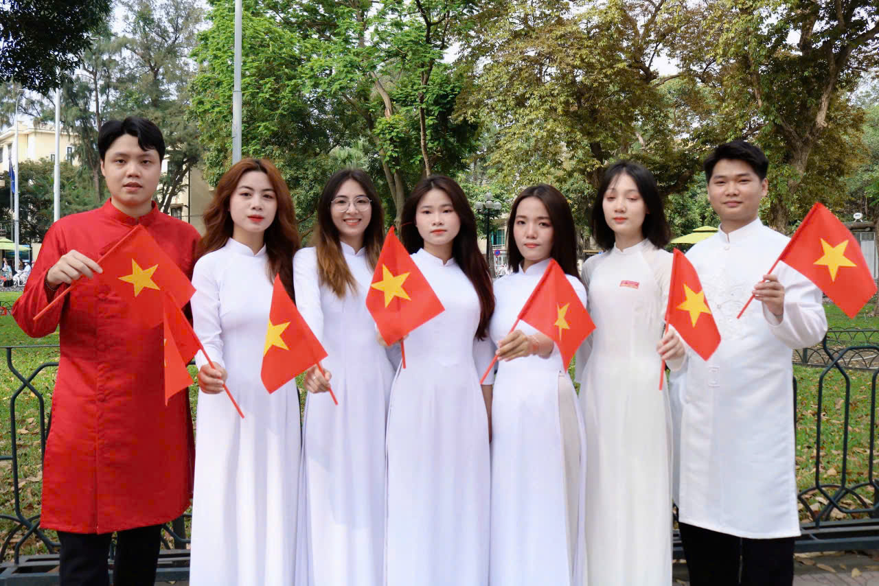 đội ngũ áo dài dáng việt